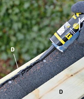 Foga med takpapplim på tak till förråd Foga med takpapplim mellan papp och lodrät intäckning på tak till förråd